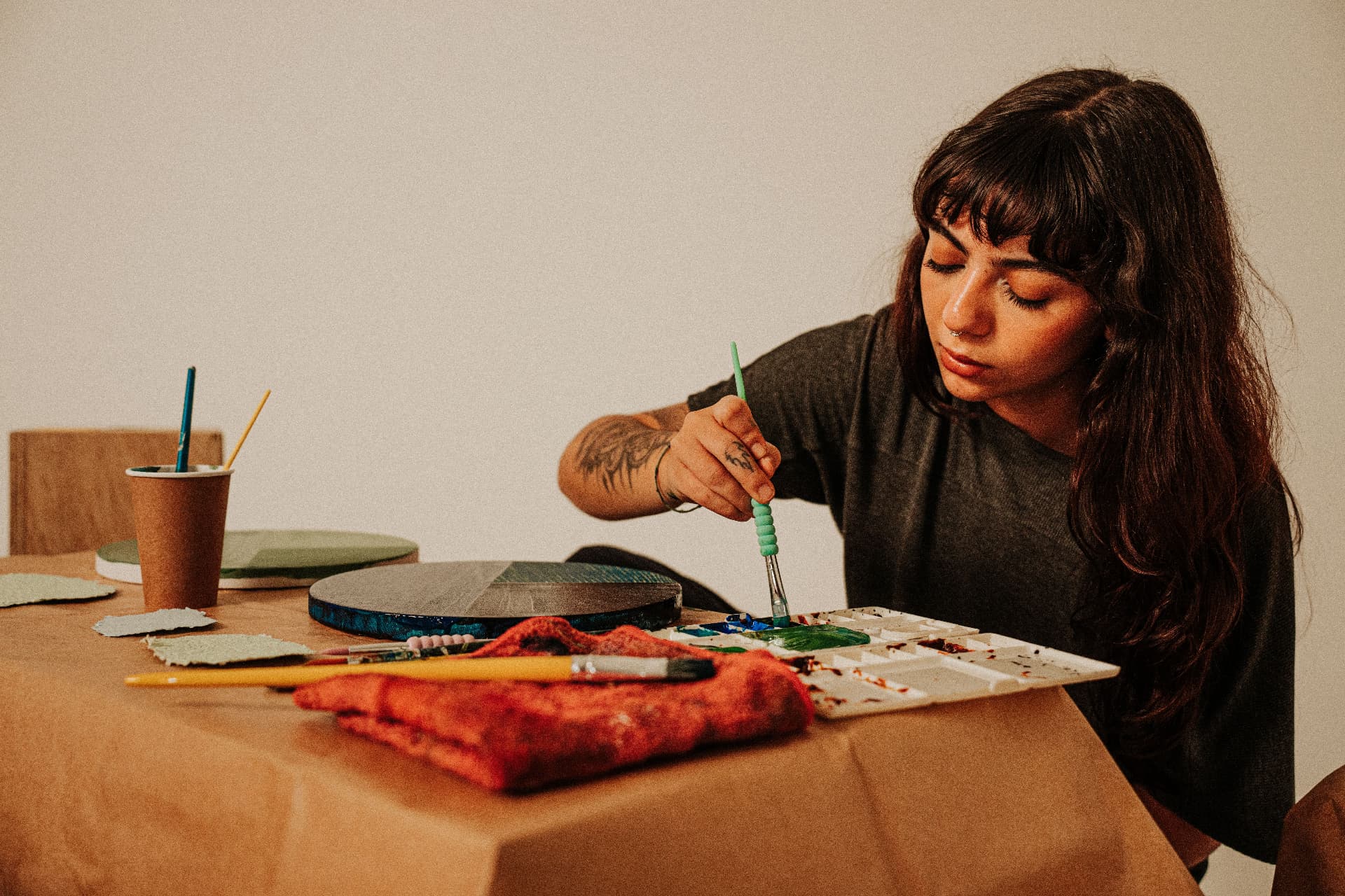 Une artiste peignant une céramique à son atelier